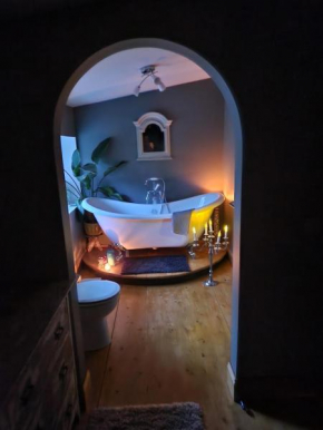 Fyne Byre Cottage - Barn Conversion with Hot Tub